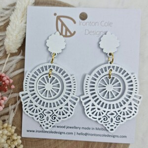 Ganz weiße Boho-Holzohrringe