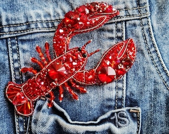 Broche de langosta roja con cuentas: Pin de solapa de cangrejo hecho a mano, regalo de joyería inspirado en el océano.