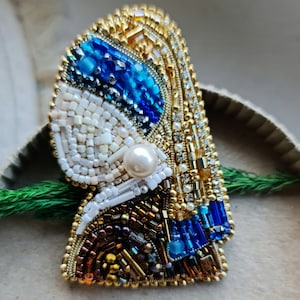 Vermeer's Muse: The Girl with the Pearl Earring Beaded Brooch for Women