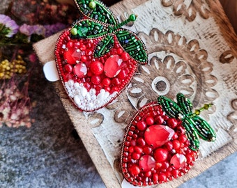 Strawberry pin, Fruit Handmade beaded brooch