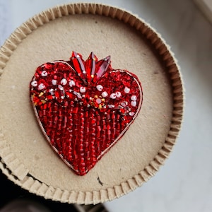 Broche coeur rouge, épingle d'amour, cadeau de vacances unique image 1