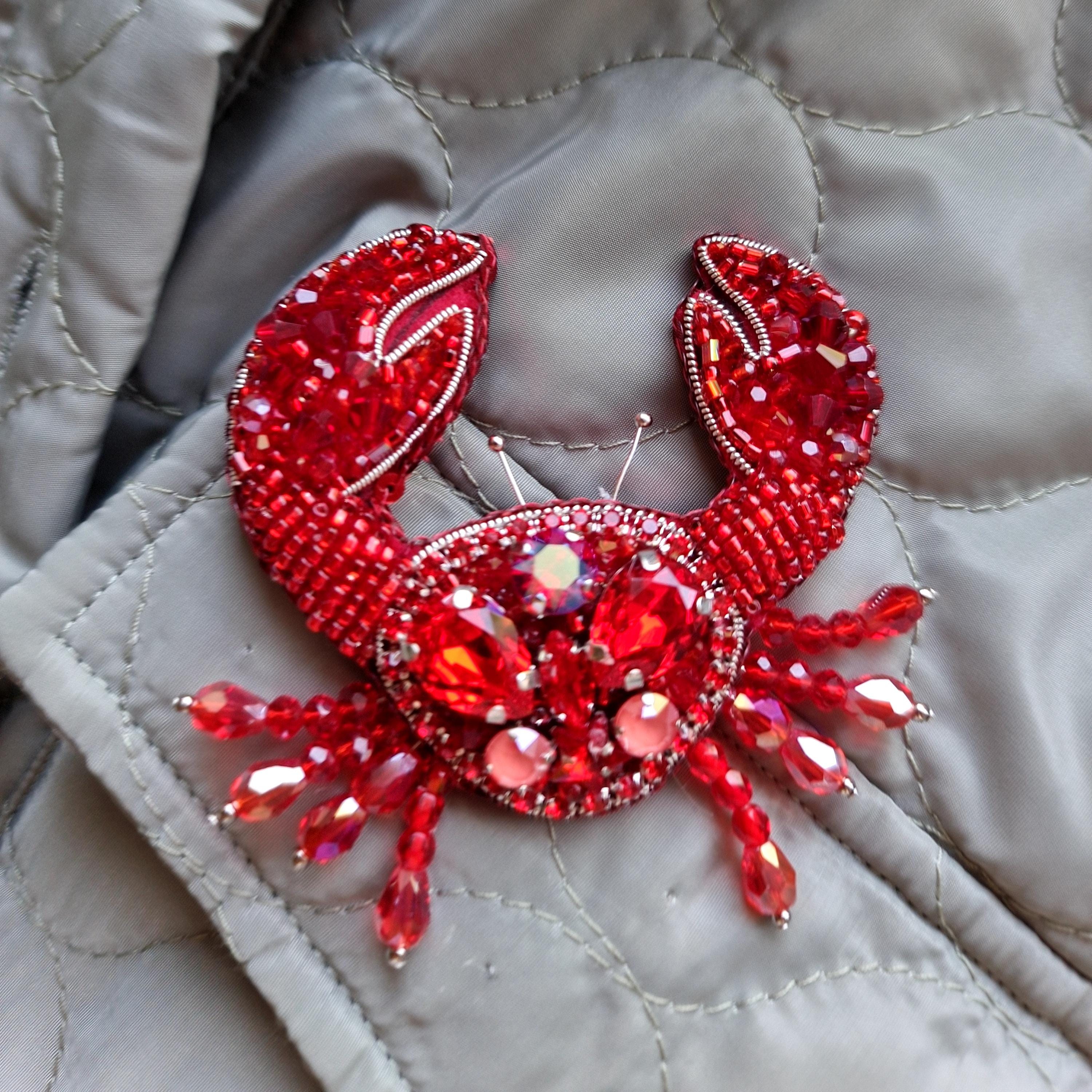 ビーズのカニのブローチ：手作りの海の動物のピン、刺繍のマリン