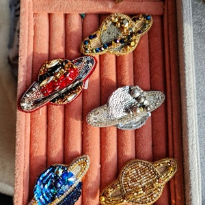 Broche planète en perles, cadeau de fête des mères, broche Saturne, broche espace, rouge bleu argent or