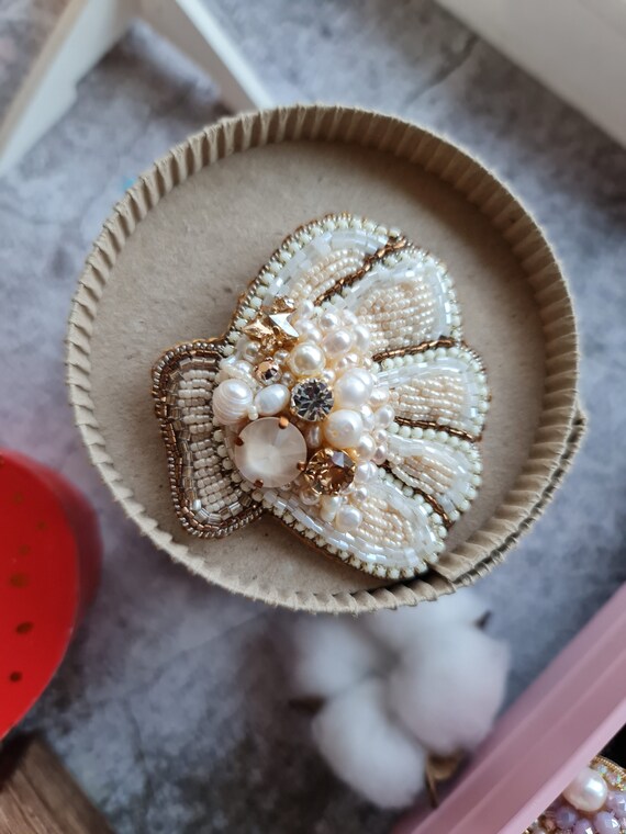 Shell brooch shop