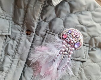 Broche de medusa con plumas: alfiler de perlas y cristales
