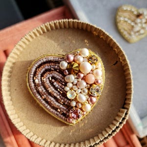 Beaded Pearl Heart Brooch – Handmade Embroidered Jewelry – Romantic Anniversary Gift for Her – Elegant Crystal Pin Valentine&#39;s Day Accessory
