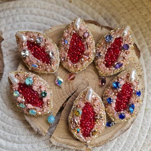 Vulva Empowerment Perlenbrosche | Feministisches Party Geschenk für Mädchen | Handgemachte Anstecknadel