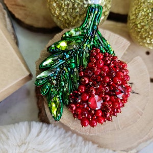 Broche perlée Viburnum, broche ukraine, bijoux nature