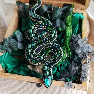 Green snake brooches for women, beaded brooch, serpent jewelry, snake lover gift, animal jewelry image 3