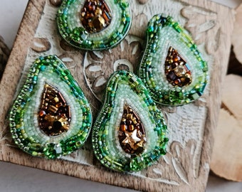 Broche de Abacate com Contas: Joia Bordada de Frutas com Cristais