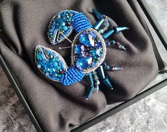 ビーズのカニのブローチ：手作りの海の動物のピン、刺繍のマリン