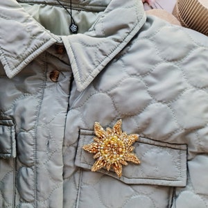 Gleaming Solar Flare Gold Sun Brooch - Celestial Embroidered Pin for Cosmic Charm
