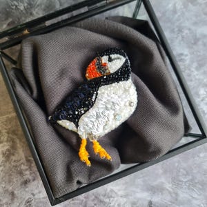 Puffin Bird Brooch – Beaded Embroidered Seabird Pin – Handmade Coastal Bird Jewelry – Unique Gift for Nature Lover Atlantic Puffin Accessory