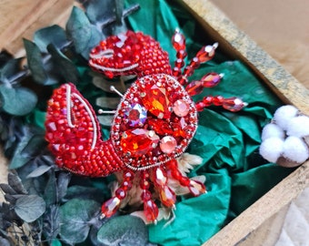 Seaside Treasures: Handmade Crab Beaded Brooch Pin - Cancer Zodiac Gifts