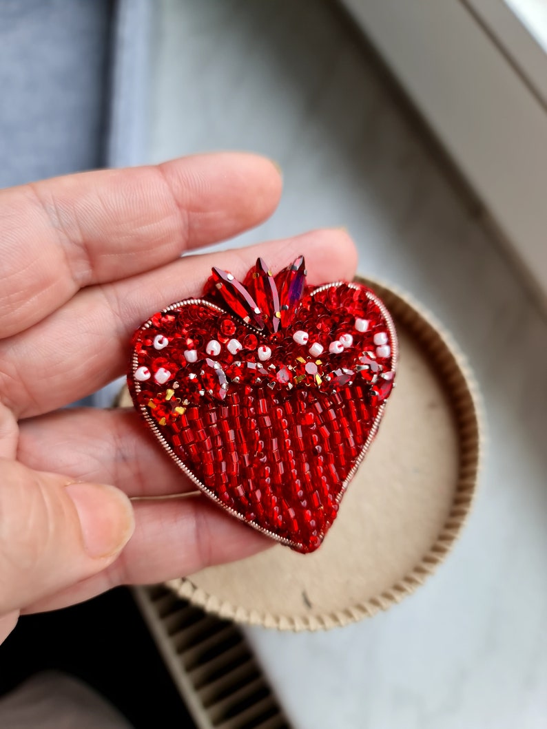 Broche coeur rouge, épingle d'amour, cadeau de vacances unique image 4