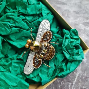Gold Bee Brooch – Luxury Insect Embroidery Pin – Beaded Bug Jewelry – Nature-Inspired Gift for Her – Spring Fashion Brooch