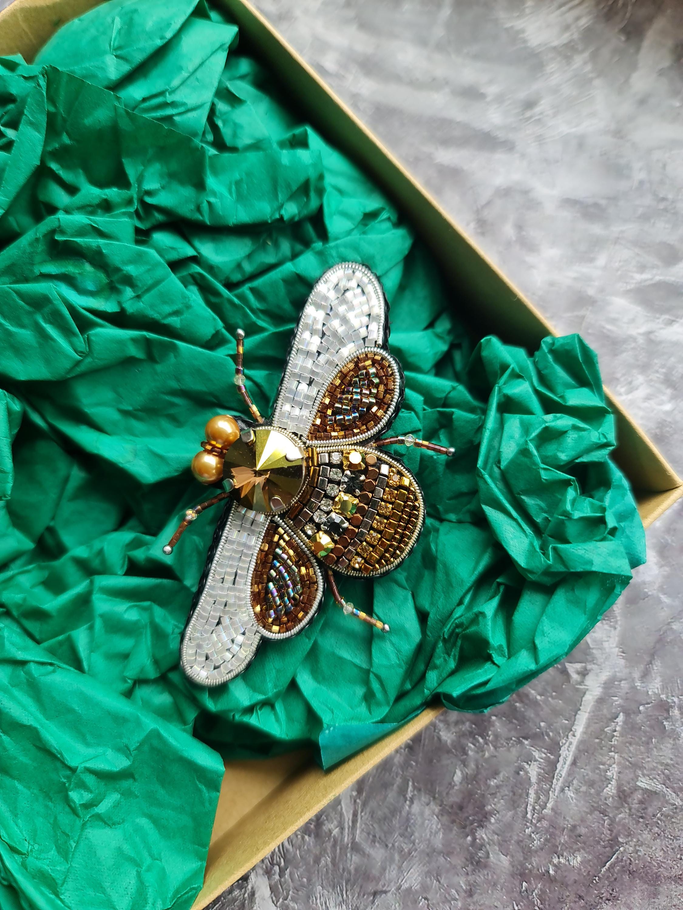 Gold Bee Brooch – Luxury Insect Embroidery Pin – Beaded Bug Jewelry – Nature-Inspired Gift for Her – Spring Fashion Brooch