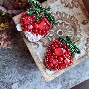 Cute strawberries pin, Strawberry beaded brooch, Fruit jewellery image 6