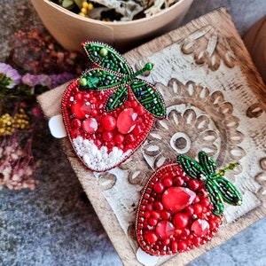 Cute strawberries pin, Strawberry beaded brooch, Fruit jewellery Gift set of berries