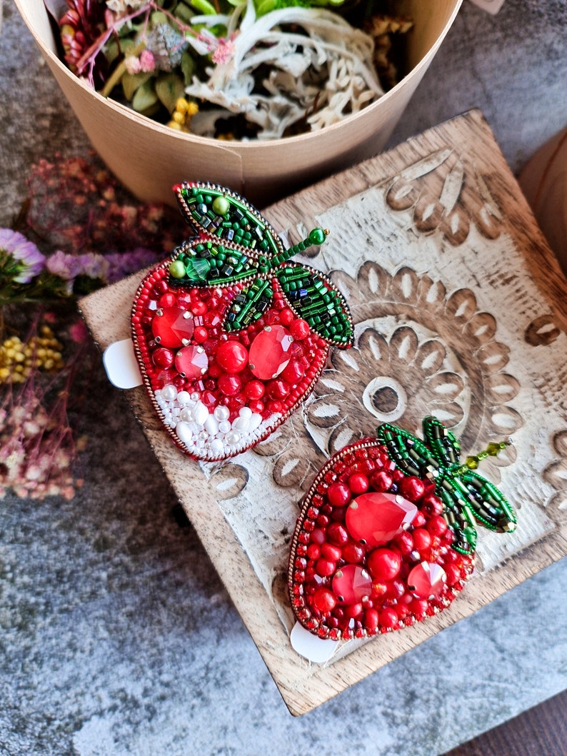 Cute strawberries pin, Strawberry beaded brooch, Fruit jewellery Gift set of berries