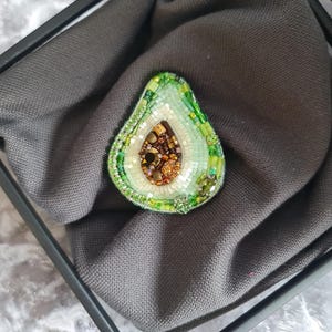 Broche de aguacate: broche de cuentas verdes bordado a mano. Joya de fruta, regalo para veganos y amantes de la gastronomía.