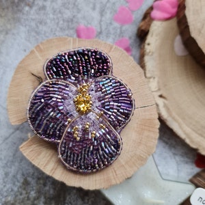 Brooches for women pansy flower beaded brooch,purple Lapel pin brooch, nature jewelry, unique gifts for her