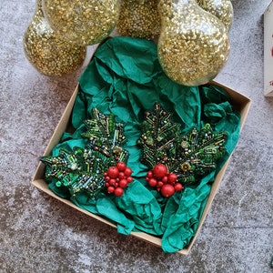 クリスマスのヒイラギのブローチ、ホリデーの自然のジュエリー