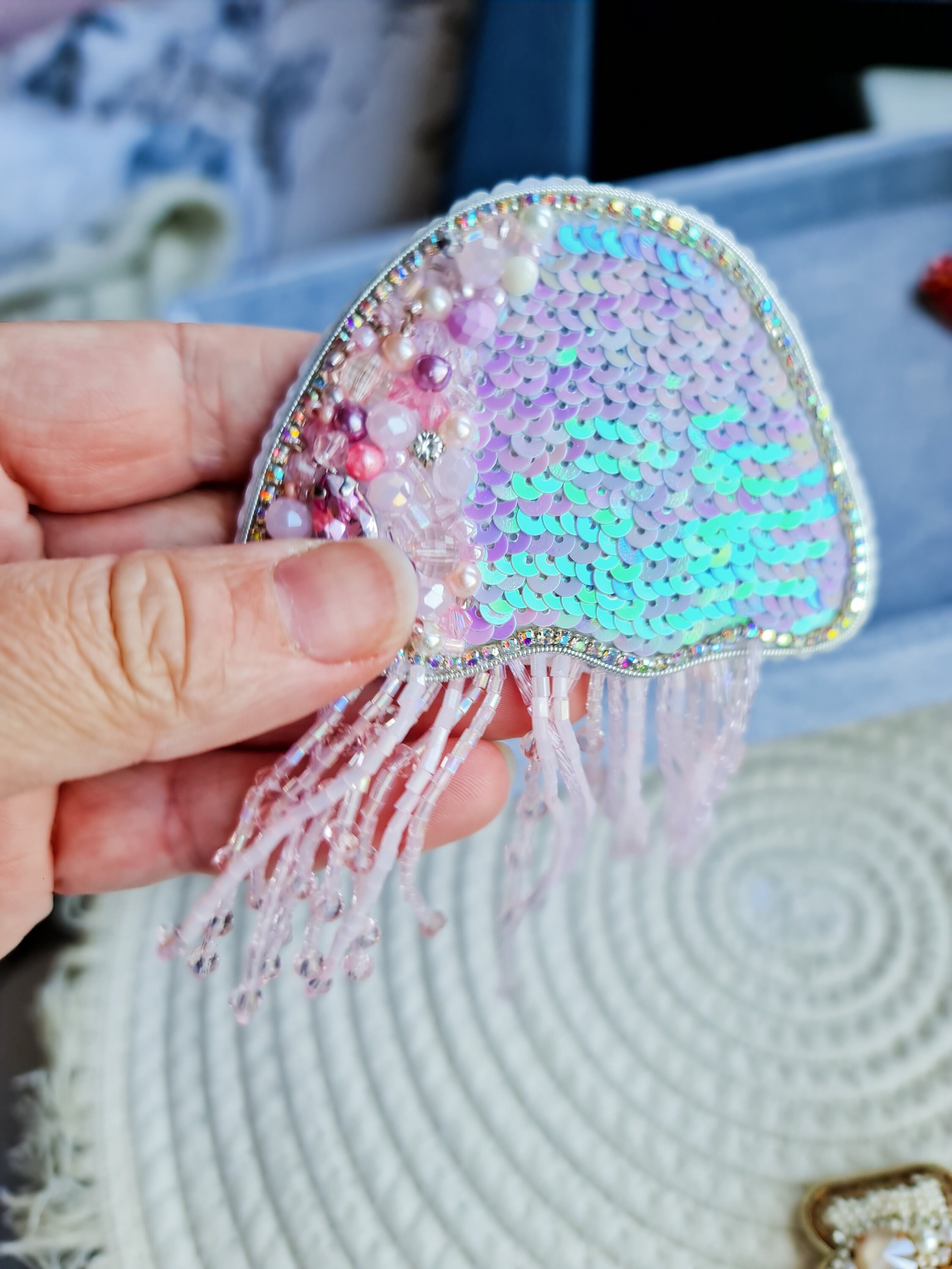 Meduse Brillanti E Spettacolari Che Nuotano Nell'oceano. Fauna