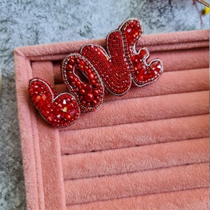 Broche con cuentas de amor, broche de alfabeto con monograma de letras, broche con iniciales personalizadas, regalo de joyería personalizado