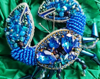 ビーズのカニのブローチ：手作りの海の動物のピン、刺繍のマリン