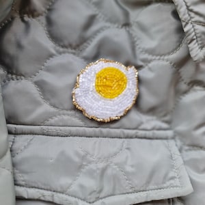 Beaded Fried Egg Brooch – Handmade Breakfast Jewelry, Fun Foodie Pin, Unique Gift for Food Lovers