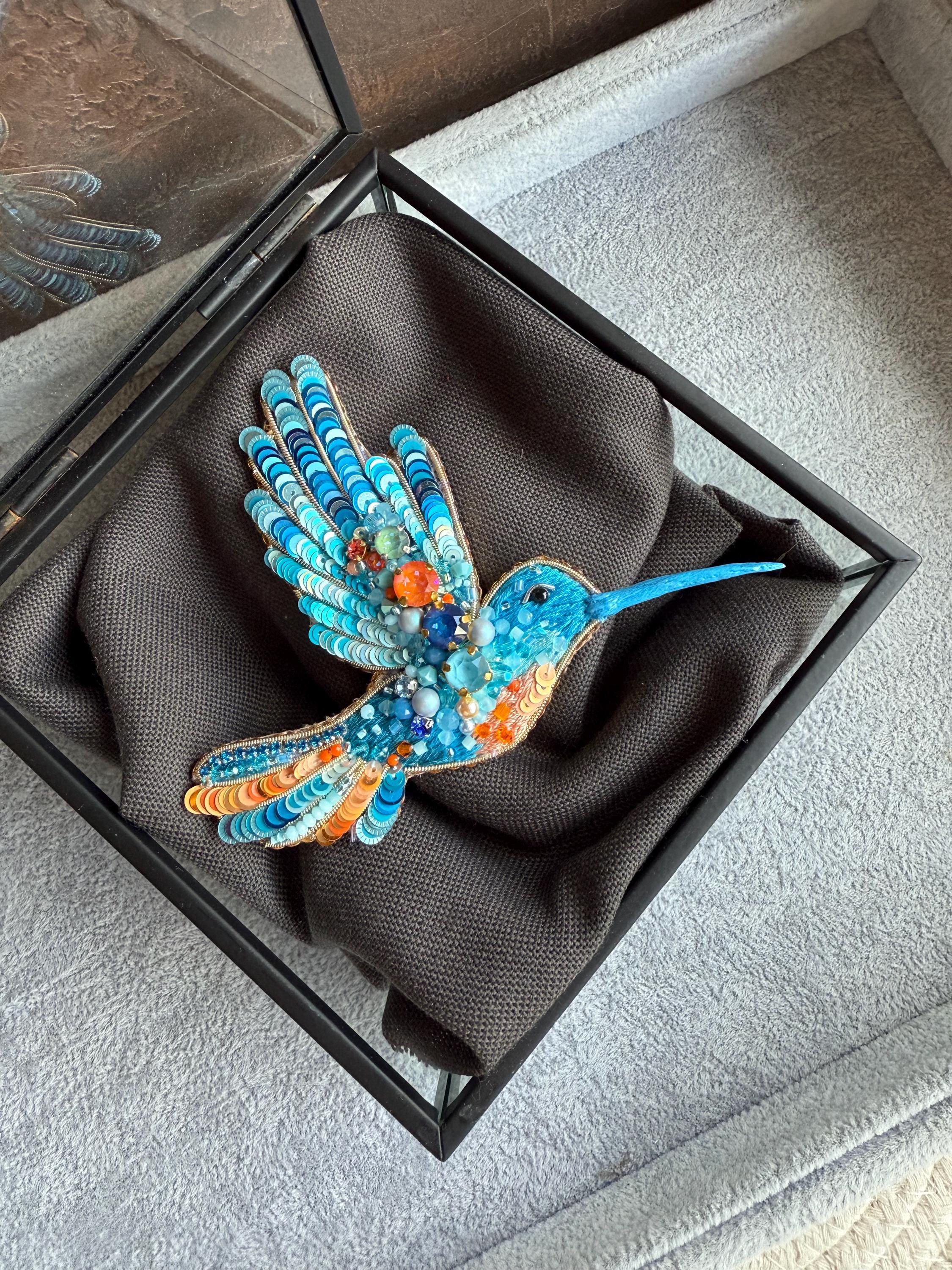 ビーズのハチドリブローチ：手刺繍の青い鳥のピン、カラフルな