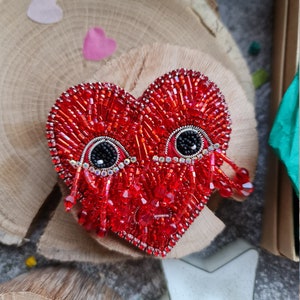 broche de corazón rojo, joyería de verano