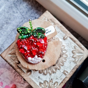 Spilla con perline di fragole, spilla di frutta, regalo per giardiniere