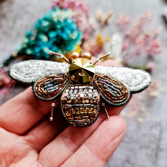 Bee on sale pins jewelry