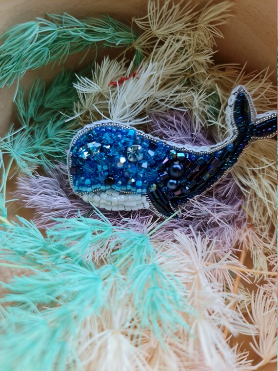 かわいいクジラのブローチ、ビーズ刺繍の動物 - Etsy 日本