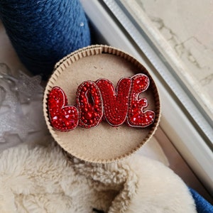Broche con cuentas rojas, palabra, broche con nombre