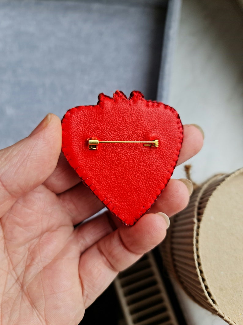 Broche coeur rouge, épingle d'amour, cadeau de vacances unique image 7