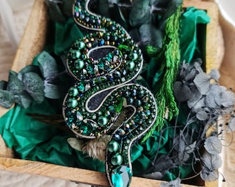 Beaded Snake Brooch: Emerald Green Serpent Lapel Pin