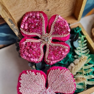 regalo de Navidad único, broche de flor rosa grande, regalo único para ella, mejor regalo navideño, flor de cristal de terciopelo, flor de cuatro hojas
