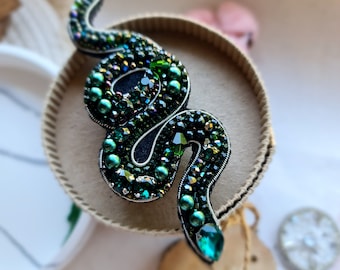 Green Snake Beaded Brooch: Serpent Jewelry (1.56x3.12 inches)