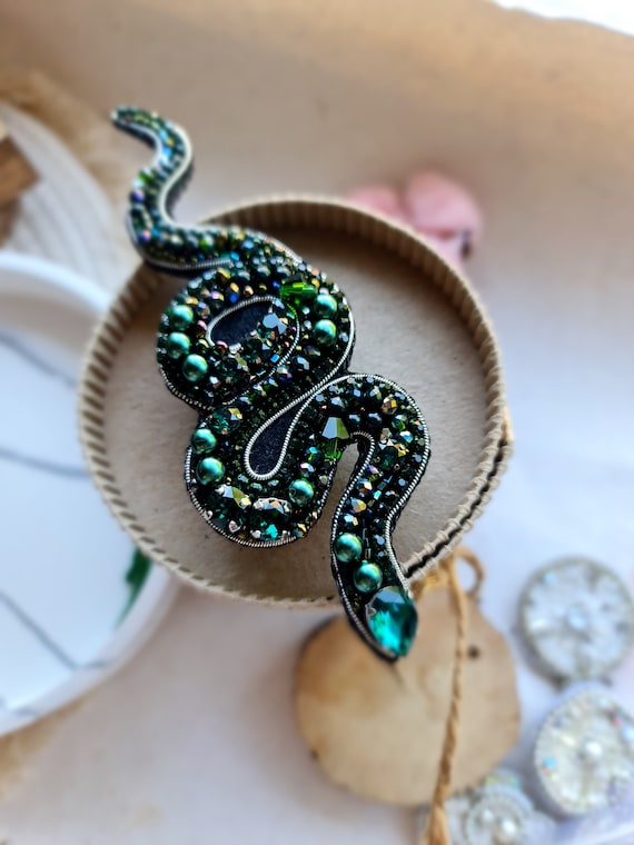 Green Snake Beaded Brooch: Serpent Jewelry (1.56x3.12 inches)
