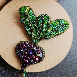 Beetroot Brooch – Beaded Embroidered Vegetable Pin – Purple Green Crystal Jewelry – Nature Inspired Gift – Garden Statement Accessory