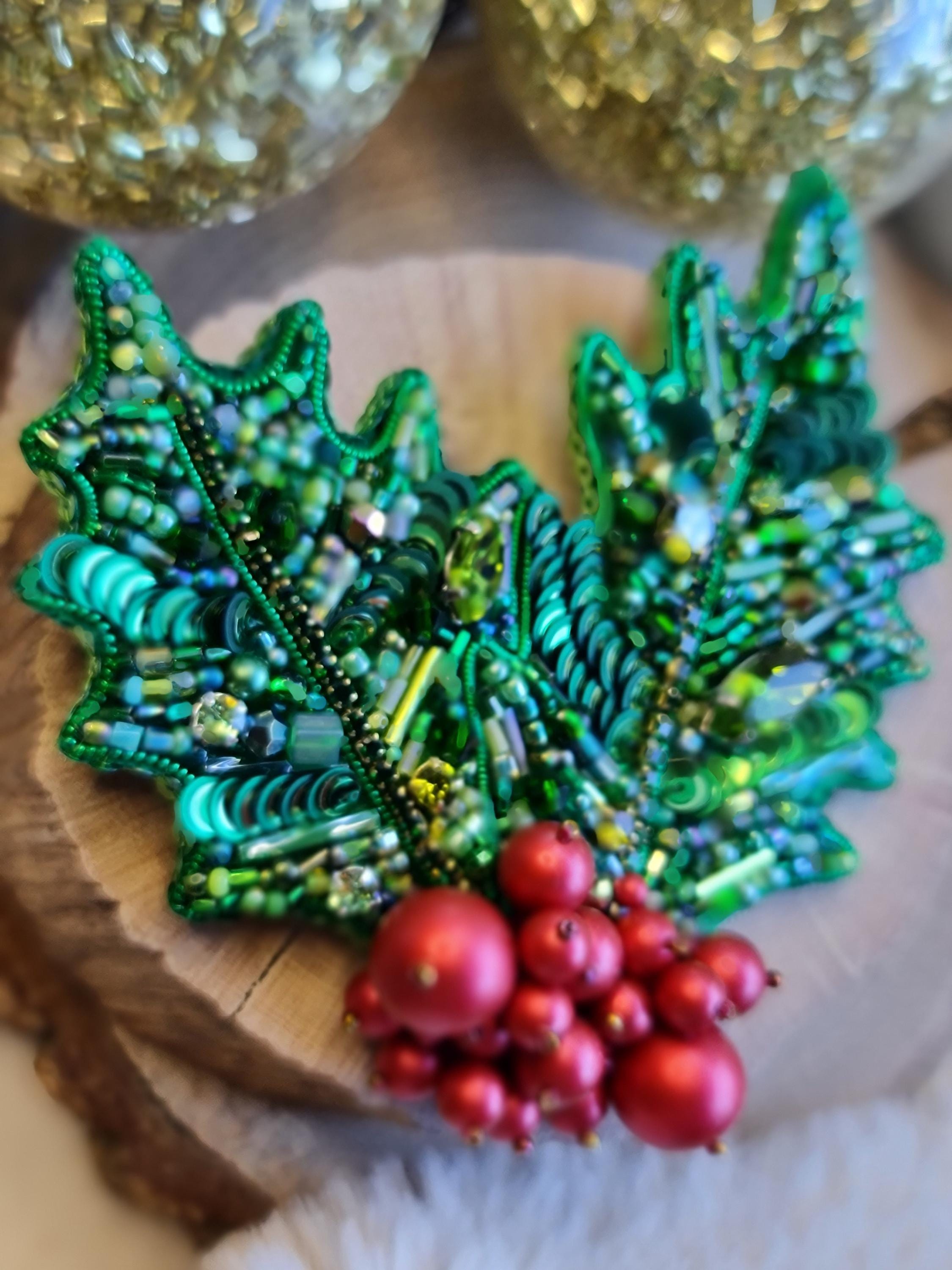 ヒイラギの刺繍ブローチ：ビーズのクリスマスホリデーピン - Etsy 日本