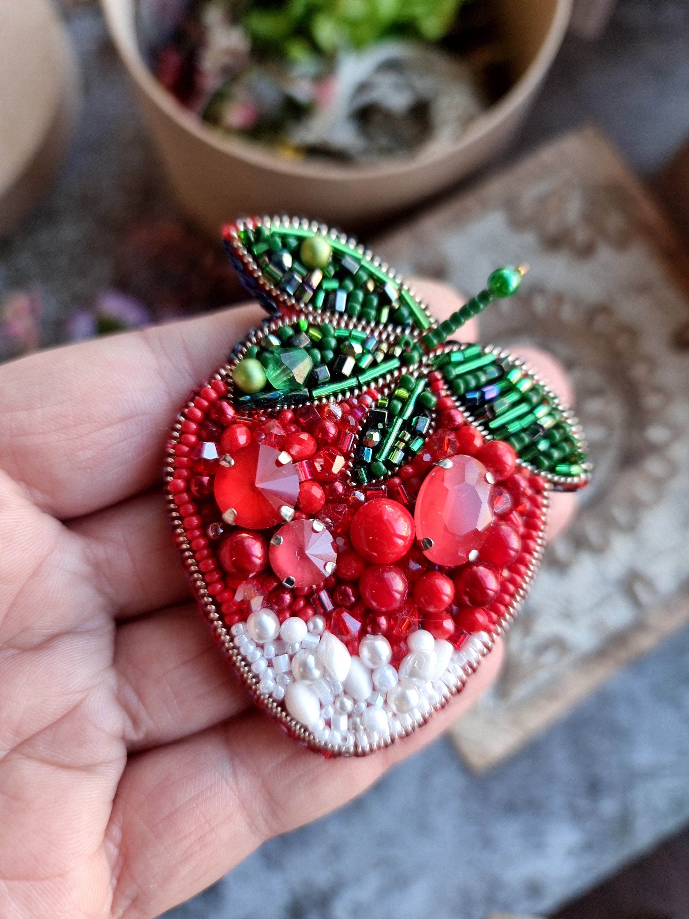 Broche Vintage Fraise En émail Vert Avec Cristaux - Bijou Rétro, Occasion Bon état