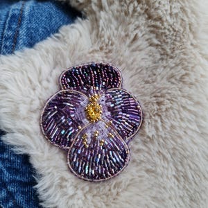 Beaded Pansy Brooch – Purple Flower Pin – Handmade Floral Jewelry – Romantic Gift for Her – Spring Accessories – Violet Bloom Brooch