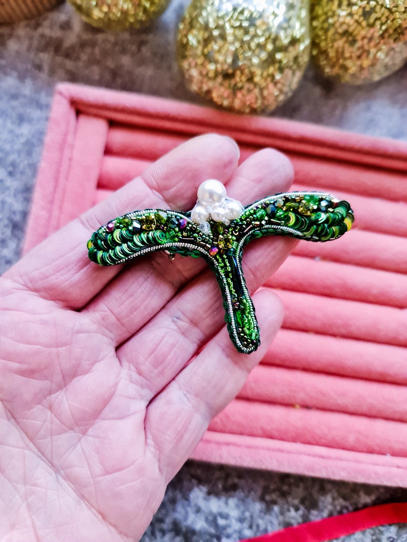 christmas mistletoe brooch, floral lover gift, nature jewelry Green