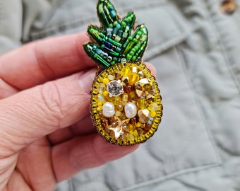 Golden Delight: Pineapple Brooch - Sparkling Tropical Gift