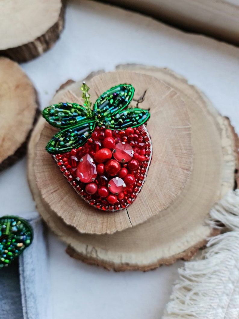 Stickerei Obst Brosche, Geschenk für Naturliebhaberin zum Muttertag Strawberry