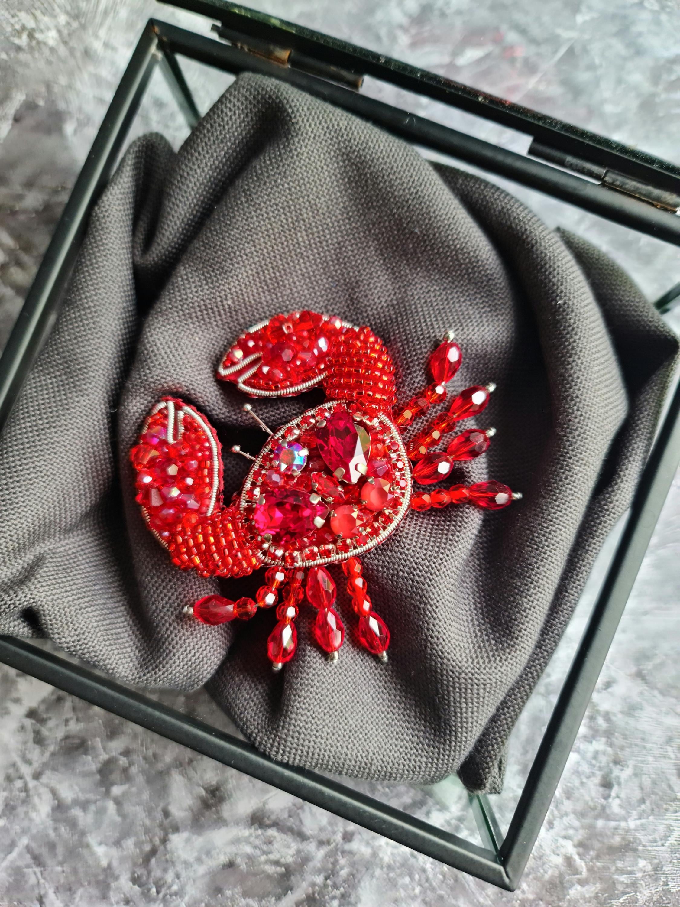 ビーズのカニのブローチ：手作りの海の動物のピン、刺繍のマリン